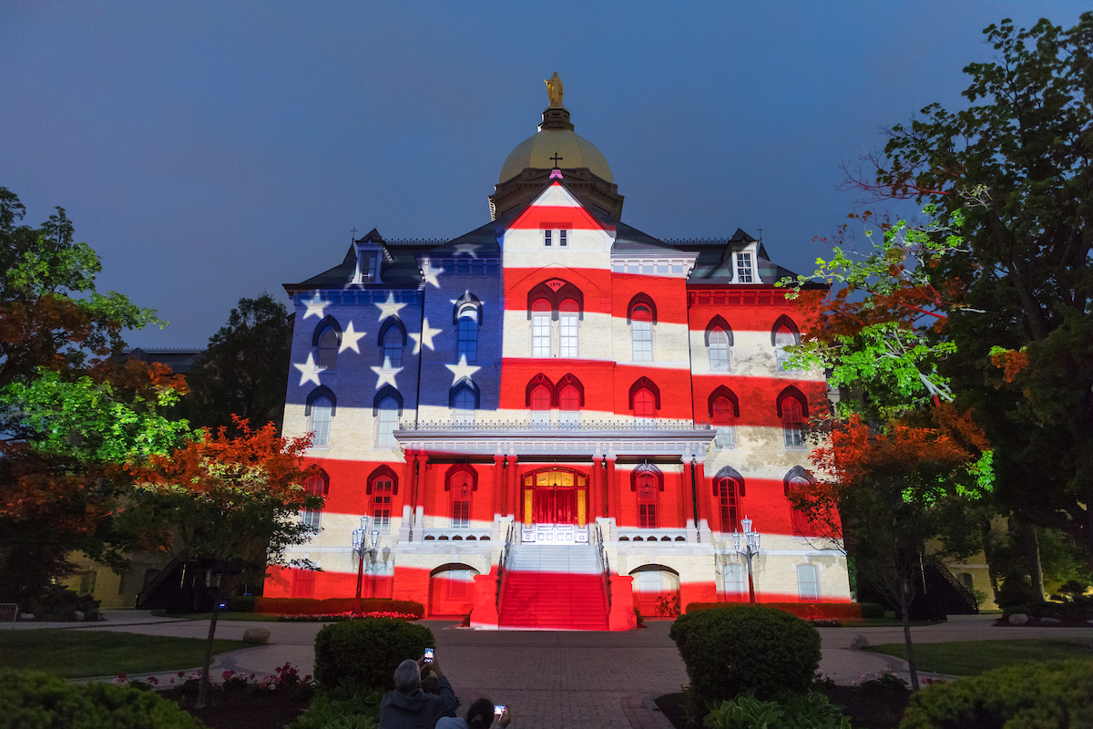 🇺🇸✨ Red, white, blue — and gold

Here's how Notre Dame honors America, past and present: go.nd.edu/RedWhiteBlueAn…