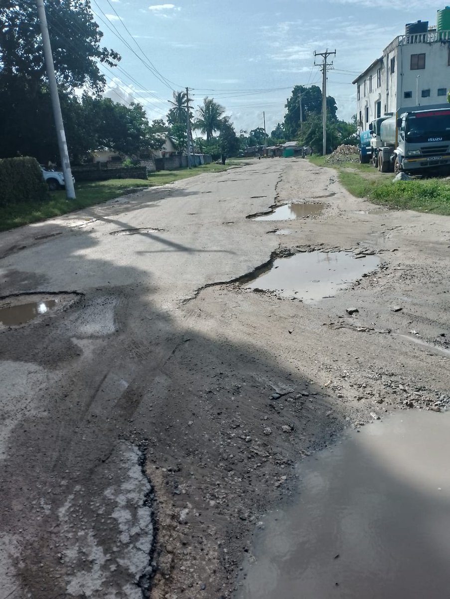 Hii ndio barabara ya kutoka Shell kwelekea kwa nyumba ya Gavana <a href="/GideonMungaroM/">Gideon M. Mung'aro, OGW</a>. Aibu sana
<a href="/motoristsoffice/">Motorist Association</a> <a href="/loddca/">Long Distance Drivers and Conductors Association</a> <a href="/RSAIKenya/">Road Safety Awareness Initiative (Kenya)</a> <a href="/Ma3Route/">Ma3Route</a>