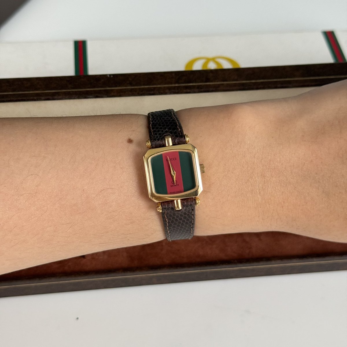 aommoae's tweet photo. Gucci ขนมชั้นเหลี่ยม ขอบยังสวยมากค่ะ สำหรับนาฬิกาปี 90‘S มาพร้อมกล่องนอก-และกล่องในนะคะ

สนใจสอบถาม-สั่งซื้อได้เลยนะคะ
🛍️Line Official : https://t.co/xrp59CYFUT
🛒IG : Follow Me Follow Time ( https://t.co/kG51mRZhZJ ) https://t.co/g2CP60Gn50