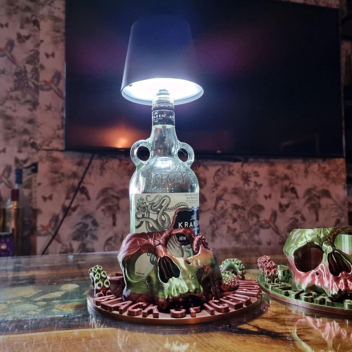 LeadDIYshop's tweet image. Meet our Kraken 🐙🦑 Black Spiced Rum Skull Bottle Lamp 💡💡, crafted to amaze and charm! 💡 Perfect for any setting. 
Explore it here👇
leaddiyshop.com/product-page/k…

#HomeDecor #LEDStyle #UniqueDesigns What's your favorite statement piece of decor?