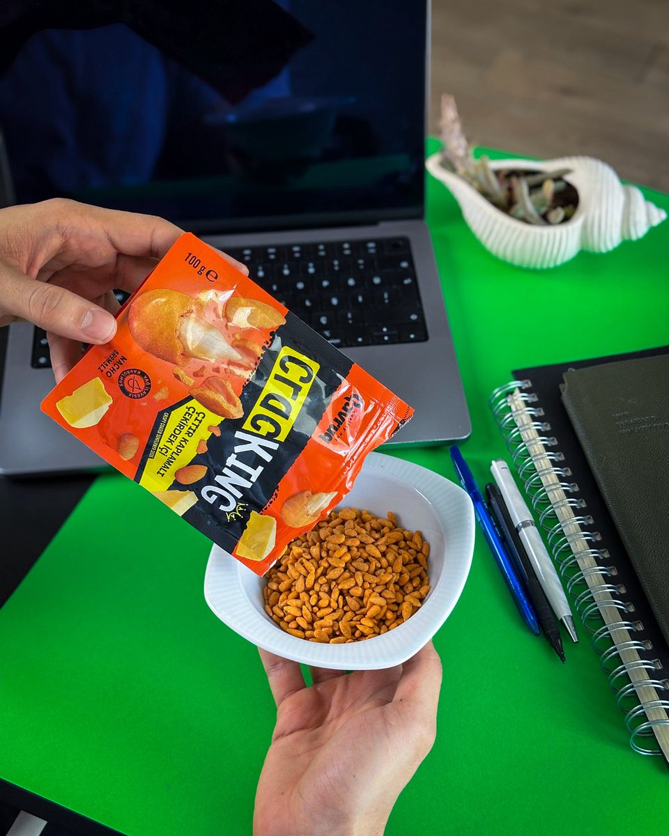 cracking_tr's tweet photo. 💻 Çalışma modu: Açıldı.  🧠 Dikkat: Dağıtılmadı.  😋 Cracking: Yanında.
Nacho aromalı çıtır kaplamalı çekirdek içi.
 Sesi tatmin edici. Tadı şaşırtıcı.
 Sınav haftasının resmi sponsoru gibi.
⚠️ Not: Sessizce yemeye çalışırsan, başarısız olursun.

#Cracking #qavruq https://t.co/UYxEUW2WBN