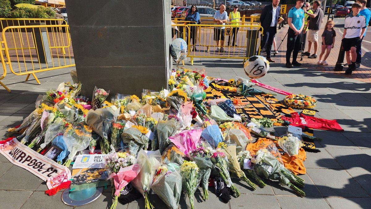I've just been to Molineux to lay a bouquet in tribute to Diogo Jota on behalf of the City of Wolverhampton. Looking at some of the tributes and speaking to fans was deeply emotional. Diogo - both the player and the man has left an indelible mark on our city. May he rest in peace