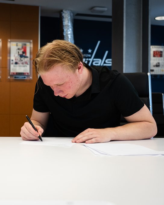 Caps prospect and 37th overall pick Milton Gästrin signs his entry-level contract.