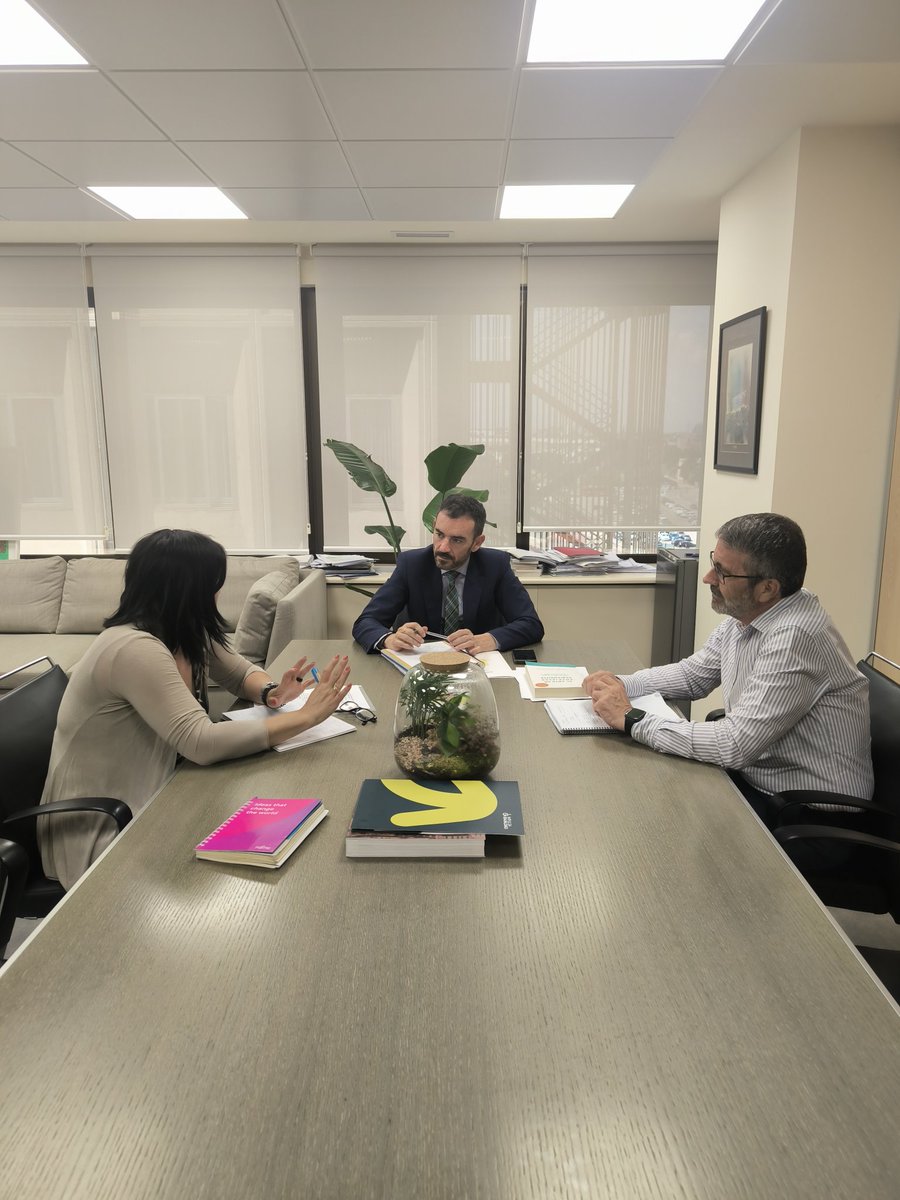AVElCanaveral's tweet photo. En el día de hoy nos hemos reunido con el Director General de Atención al Mayor y a la Dependencia, Don Oscar Álvarez López y el Subdirector General de Centros y Gestión de Plazas, Don Isidro Donoso.

#mayores #centrodedia #residencia https://t.co/DitCfTguGX