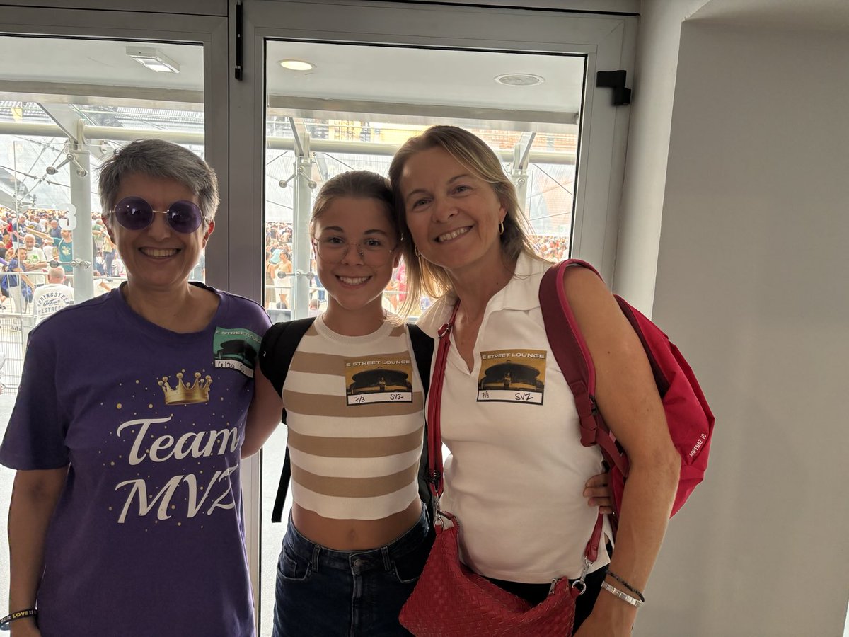 Here we go again Milano!!OAI Benedetta &amp; Mum &amp;, in true Italian style, our Angel in Chief with ⁦<a href="/MVZaGoGo/">Maureen Van Zandt</a>⁩ customised T-shirt AND matching sunglasses 💜💜💜  Grazie Maureen &amp; ⁦<a href="/StevieVanZandt/">🇺🇸🇮🇱🇺🇦🕉Stevie Van Zandt☮️💙</a>⁩ 💜💜💜
BS &amp; ESB🇮🇹🇮🇹🇮🇹