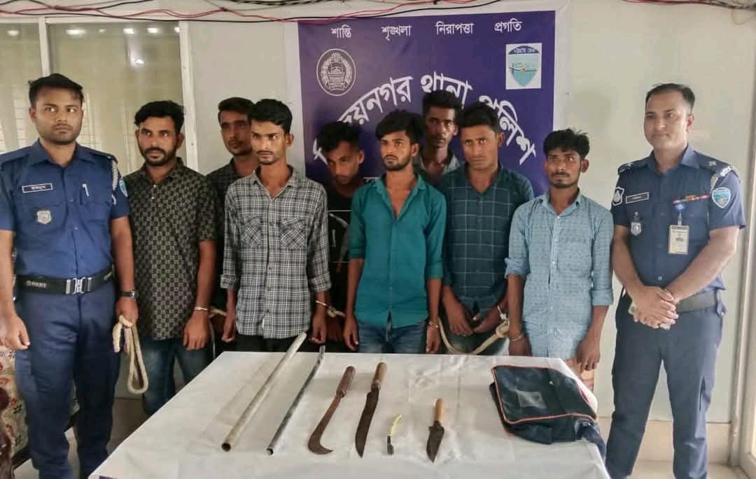 ডাকাতির প্রস্তুতিকালে মাইক্রোবাসসহ ৮ ডাকাত আটক, দেশীয় অস্ত্র উদ্ধার