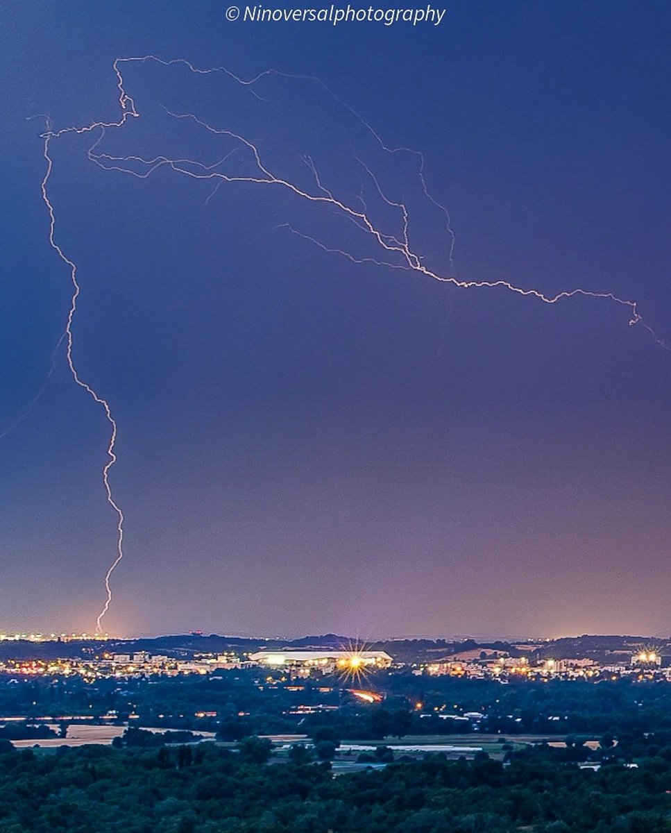 Lorsque l'orage s'abat sur nos têtes avec  intensité et violence, il semble que l'espoir s'évanouisse. Pourtant, dans la ville des lumières,à la voir scintiller nos ennemis tressaillent, car ils comprennent qu'elle est de retour 🔴🔵🦁

 ©️ Ninoversalphotography (Instagram)