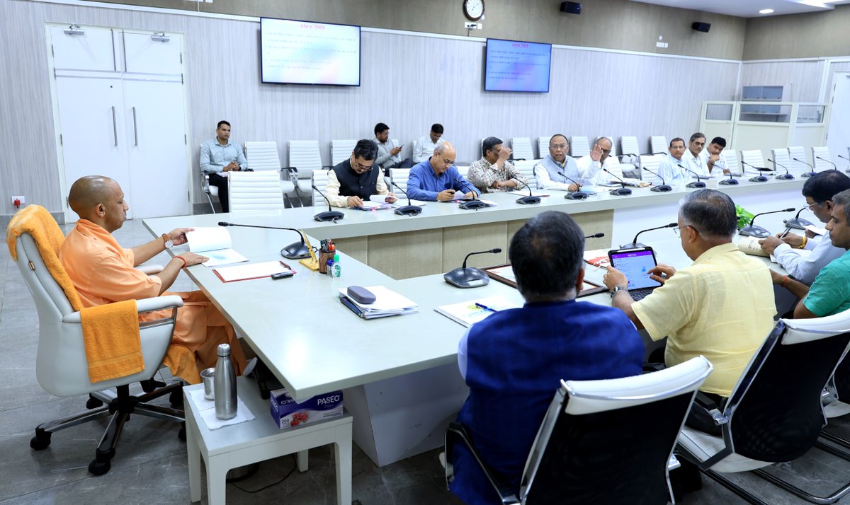 myogioffice's tweet photo. नियमित पदों के विरुद्ध कोई भी आउटसोर्सिंग सेवा नहीं ली जाए। चयन के बाद कोई भी कार्मिक तब तक सेवा से मुक्त न किया जाए, जब तक संबंधित विभाग के सक्षम अधिकारी की संस्तुति न हो।

राज्य सरकार प्रत्येक कर्मचारी की गरिमा, सुरक्षा और सामाजिक न्याय सुनिश्चित करने के लिए प्रतिबद्ध है। उत्तर प्रदेश आउटसोर्स सेवा निगम प्रदेश की प्रशासनिक प्रणाली में एक नई पारदर्शिता और जवाबदेही का अध्याय जोड़ेगा: मुख्यमंत्री श्री @myogiadityanath जी महाराज