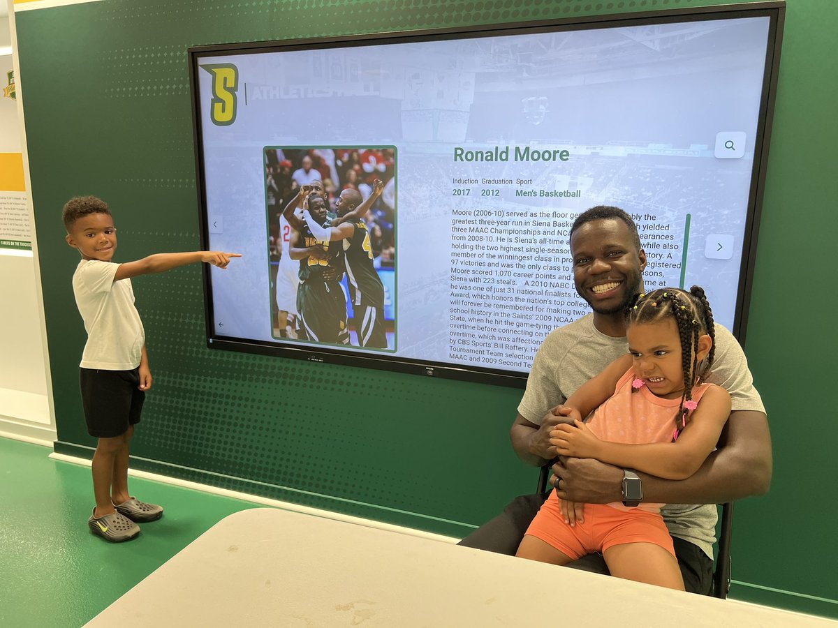 Siena Basketball (@sienambb) on Twitter photo 🐶💚💛 #OnceASaintAlwaysASaint
A surprise visit from the 🐐 <a href="/RdotMoore25/">Ronald Moore</a>
#MarchOn x #SienaSaints 🐶💚💛 #OnceASaintAlwaysASaint
A surprise visit from the 🐐 <a href="/RdotMoore25/">Ronald Moore</a>
#MarchOn x #SienaSaints