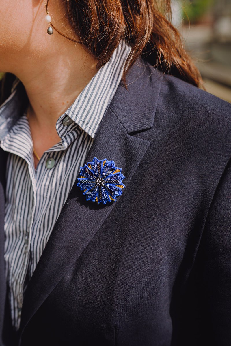 Après la fleur, place à l'édition spéciale de la broche pour le centenaire ! 💙

Un bijou d’exception, imaginé avec notre talentueux partenaire Macon et Lesquoy, pour célébrer avec élégance un siècle d’histoire, de solidarité et de mémoire.

Brodée avec une technique ancestrale :