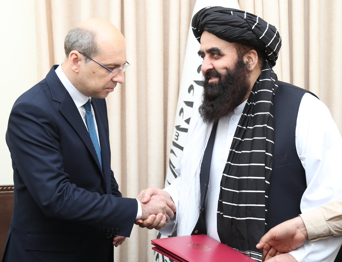 ibrahimobaida1's tweet photo. ښه پر مختګ دی
مبارک دي وي ټولو ته
د ا.ا.ا. د بهرنیو چارو وزیر محترم مولوي امیر خان متقي سره د روسيې فدراسيون سفير ښاغلي دیمیتري ژیرنوف وکتل.
د روسيې سفیر په دې ملاقات کې د روسیې د حکومت هغه پرېکړه رسماً ابلاغ کړه چې پر بنسټ يې د روسيې فدراسيون د افغانستان اسلامي امارت په رسمیت پېژني.
ښاغلي سفیر د دې پرېکړې اهمیت په ګوته کړ او دا یې د افغانستان او روسیې تر منځ د اړیکو د پیاوړتیا لپاره تاریخي ګام وباله.

د هیواد د بهرنیو چارو وزیر د روسیې فد��اسیون د دغې پرېکړې هرکلی وکړ او دا یې د دواړو هېوادونو تر منځ د مثبتو اړیکو، متقابل درناوي او رغېدونکي تعامل نوې مرحله وبلله.
مولوي امیر خان متقي زیاته کړه چې د روسیې فدراسیون دغه واقعبينانه پرېکړه به د دواړو هېوادونو د اړیکو په تاریخ کې د یوه مهم پرمختگ په توگه ياده وي او د نورو هېوادونو لپاره د ورته اقدام لپاره یوه ښه بېلگه رامنځ ته کوي.
د‌ بهرنيو چارو وزير زياته کړه، چې له دې اقدام سره به د دواړو هېوادونو ترمنځ دوې اړخيزې همکارۍ لا پراخې شي.