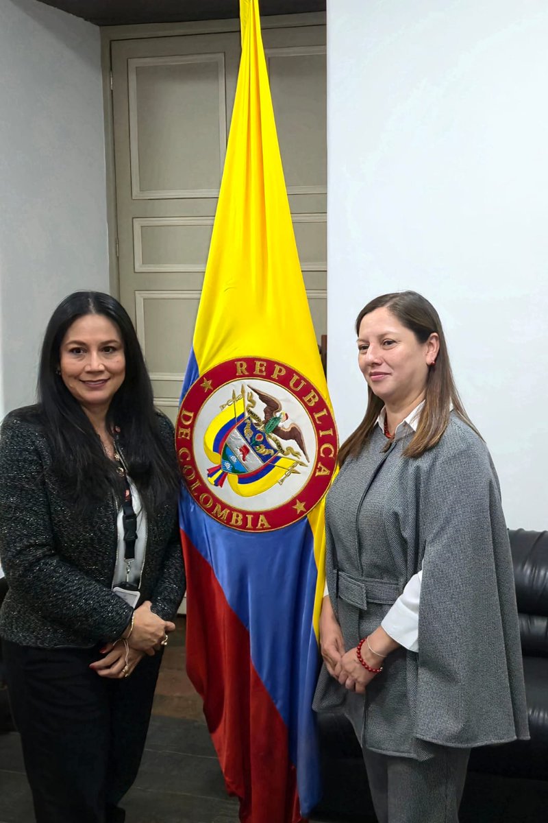ColectivoDeAbogad@s (@ccajar) on Twitter photo ⚠️#Atención Desde las Plataformas y organizaciones de DDHH saludamos la posesión de <a href="/Jomary_O/">Jomary Ortegon O.🕊️</a> como nueva directora de Derechos Humanos del <a href="/MinInterior/">MinInterior Colombia</a>.
📣Su nombramiento es un reconocimiento a su trayectoria y compromiso con la defensa de los #DDHH en Colombia 🇨🇴👏🏽 ⚠️#Atención Desde las Plataformas y organizaciones de DDHH saludamos la posesión de <a href="/Jomary_O/">Jomary Ortegon O.🕊️</a> como nueva directora de Derechos Humanos del <a href="/MinInterior/">MinInterior Colombia</a>.
📣Su nombramiento es un reconocimiento a su trayectoria y compromiso con la defensa de los #DDHH en Colombia 🇨🇴👏🏽