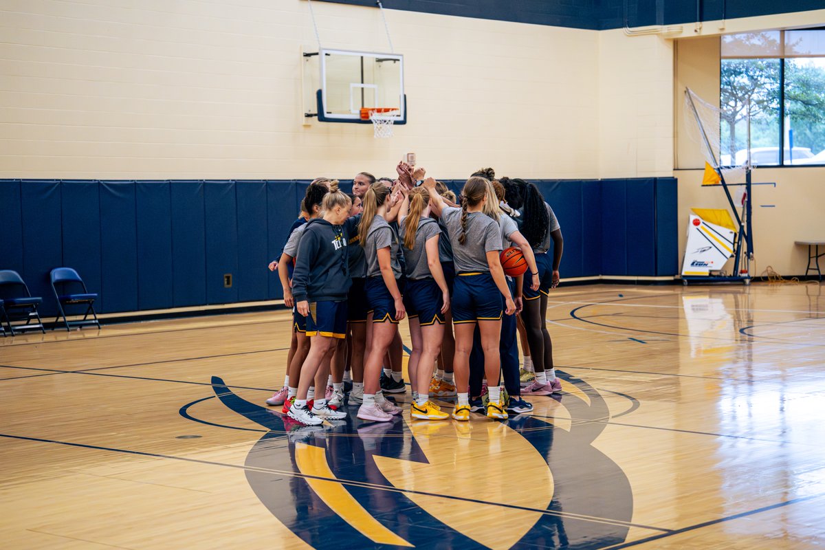 ToledoWBB's tweet image. Compete👏Every👏Day👏

#TeamToledo | @ToledoRockets