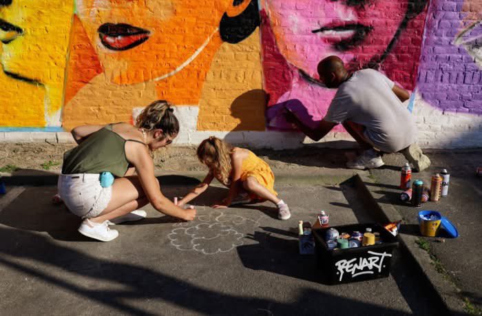 LES BELLES SORTIES DE LA MEL 🥳 

Le jeudi 10 juillet de 15h à 19h, à la guinguette de la Ferme de l'Hôtel, fresque en direct accompagnée d'un DJ et ateliers « Street Art », par le Collectif Renart

Entrée libre

<a href="/MetropoleLille/">Métropole Européenne de Lille</a> #bondues #graffiti
