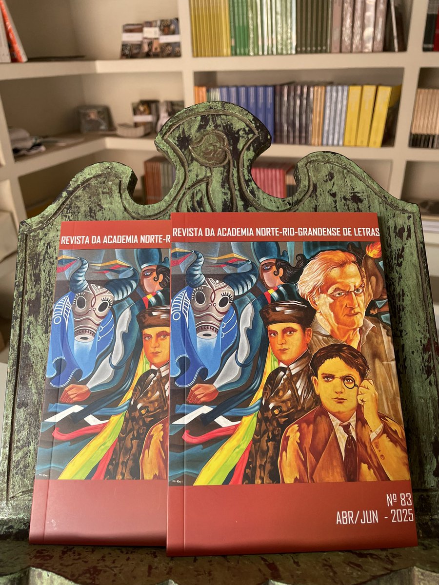 Instcascudo's tweet image. Nova edição da Revista da Academia Norte-Rio-Grandense de Letras, tem belíssima capa com arte de Jayr Peny, “Os três tempos de Câmara Cascudo”, grande prêmio do Salão Dorian Gray 2025. A revista tem distribuição gratuita e pode ser retirada na sede da Academia.