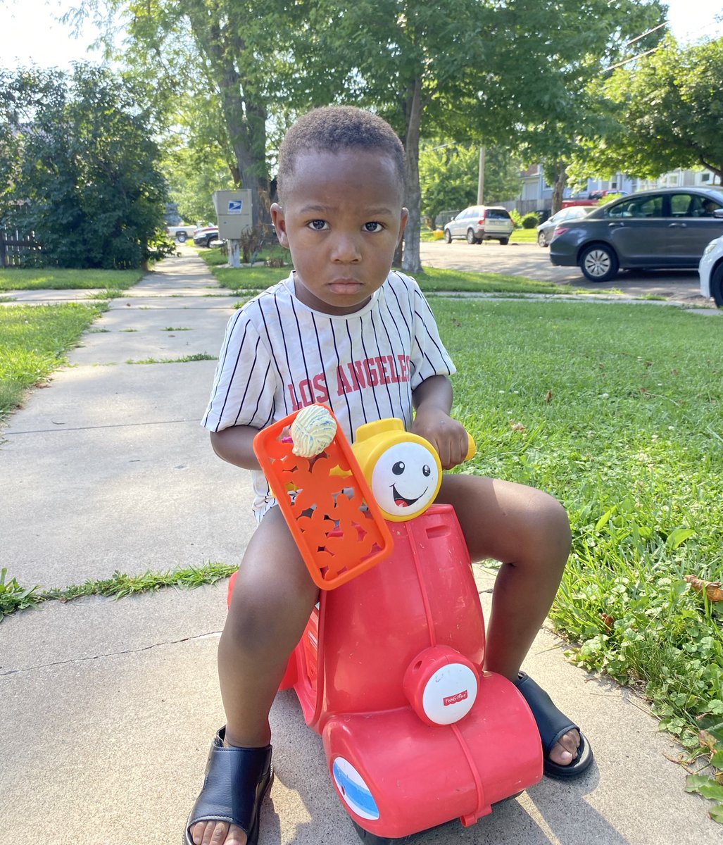 🚨ALERT🚨 Please help us find this guy’s family! He was located around 9:10 AM in southwest Lincoln, in the area of 24th and C. Officers haven’t been able to find family or relatives. Please call 402-441-6000 if you know his identity or his parents.