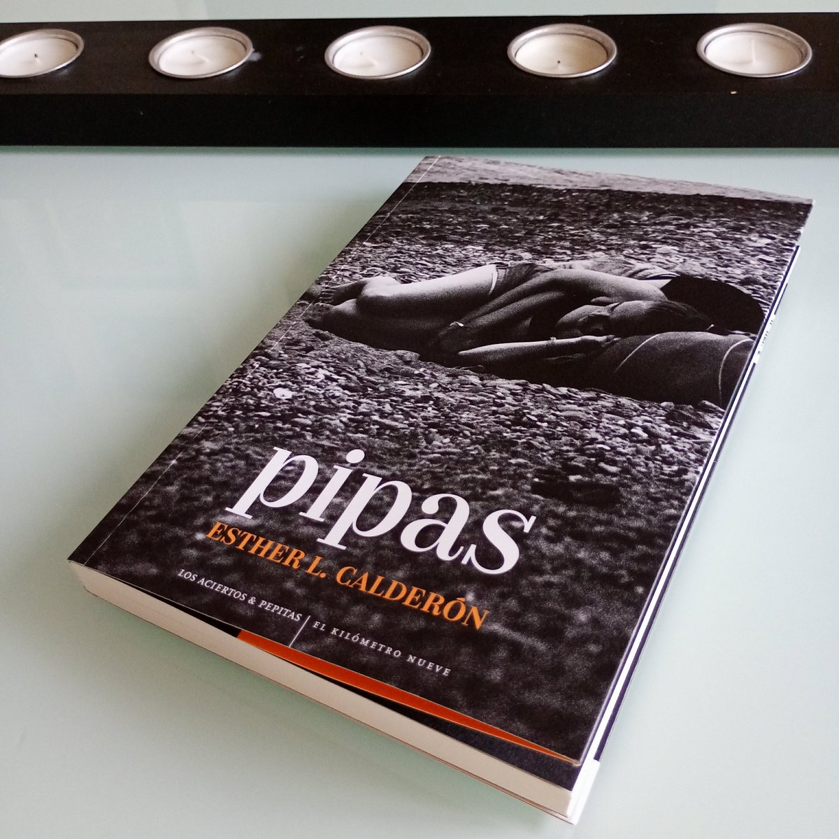 Lachurri's tweet image. &quot;Las bromas, a la vez, como método de control social para no hablar en realidad de lo necesaria que era la educación sexual en un país bipolar, que se debatía entre los restos de la Movida y la oscuridad de los colegios de curas.&quot; 🖤