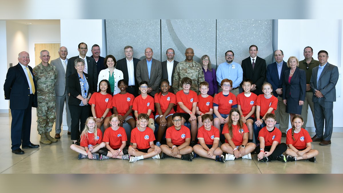 LTG Sean Gainey, #ArmySMDC, ASMDA &amp; ADAA leaders spent time with 20 scholarship recipients at Space Camp in Huntsville today! These future STEM leaders are part of the 2025 ASMDA Space Camp class at the USSRC.

📸 : flic.kr/s/aHBqjCkeYH
📰 : dvidshub.net/news/508623/