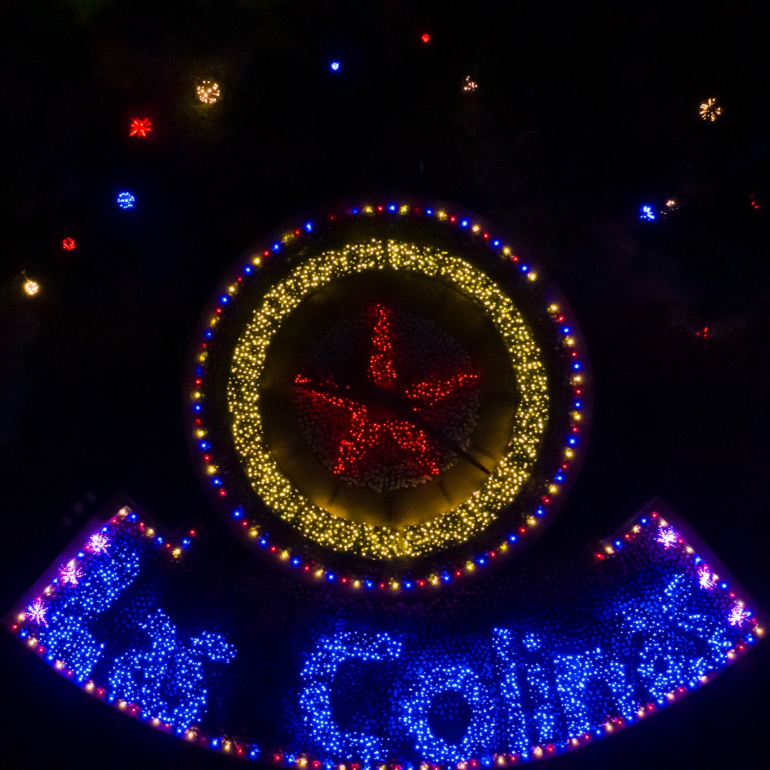 Don't miss the 4th of Ju-LIGHTS! 🇺🇸✨ From now to July 6th, the Mandalay Canal Lights and Flower Clock will glow in red, white and blue from 6–10 p.m. nightly. Stroll along the canal and catch a dazzling light show set to a festive soundtrack of American classicsl. 🎶💫