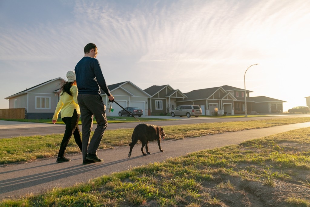 A stunning summer day invites long walks at Country Club Lane in Morden, MB. With landscaped green spaces and walkable to the beach and golf course, there's so much to see and do at Country Club Lane. 
triplee.ca/communities/co…

#walk #getoutside #greenspaces