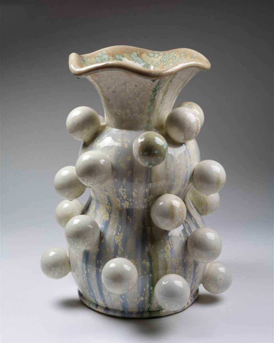 V_and_A's tweet image. Gourd-geous!✨
Kate Malone’s Snow Lady Gourd blends nature and science in luminous white crystalline glaze. Inspired by fruits & veg, her playful forms and atomic-like details show why she’s a true master of UK ceramics.