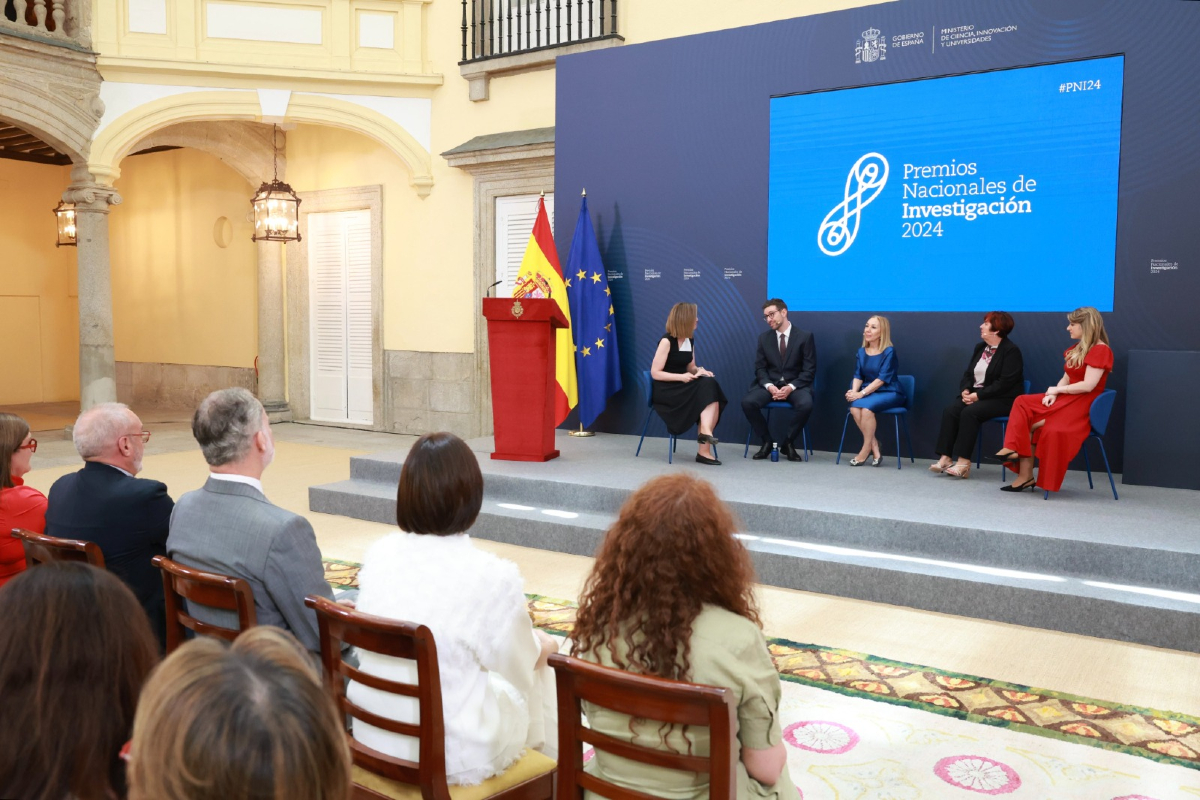 UAM Autónoma Madrid (@uam_madrid) on Twitter photo Los investigadores de la #UAM Carmen Ayuso, profesora asociada del Departamento de Medicina (<a href="/UAM_Medicina/">Medicina UAM</a>); y Tomás Torres, catedrático emérito del Departamento de Química Orgánica de la <a href="/CienciasUAM/">Facultad de Ciencias</a>, han recibido los Premios Nacionales de Investigación de manos del Rey Felipe Los investigadores de la #UAM Carmen Ayuso, profesora asociada del Departamento de Medicina (<a href="/UAM_Medicina/">Medicina UAM</a>); y Tomás Torres, catedrático emérito del Departamento de Química Orgánica de la <a href="/CienciasUAM/">Facultad de Ciencias</a>, han recibido los Premios Nacionales de Investigación de manos del Rey Felipe