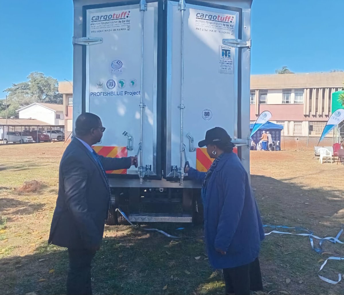 Today in Harare, Prof. dr. Obert Jiri handed over a SADC-donated refrigerated truck to ZFPA under the government’s fisheries programme. The cold truck boosts fish farmers’ market access, curbs post-harvest losses &amp; drives food security.
#ProFishBlue #FoodSecurity #AquacultureZim