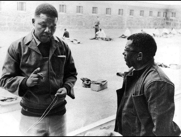 ChrisExcel102's tweet photo. @Oracle5152 Walter: “Uthini na ngok Madiba” 

Mandela: “Ndi serious Walter … ndiva ama Hem-hem kuthwa u Dali njani njani…kwatsha kwacima …” https://t.co/ikMgZZIJzy