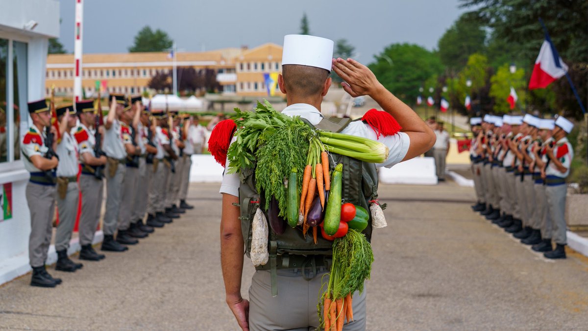 CDC_2eREG's tweet image. Le colonel Paul Lemaire prend le commandement du 2e REG. Entouré de ses frères d’armes, le colonel Guillaume ROY quitte le régiment le cœur rempli d’émotions avant de rejoindre sa nouvelle affectation dans la capitale.