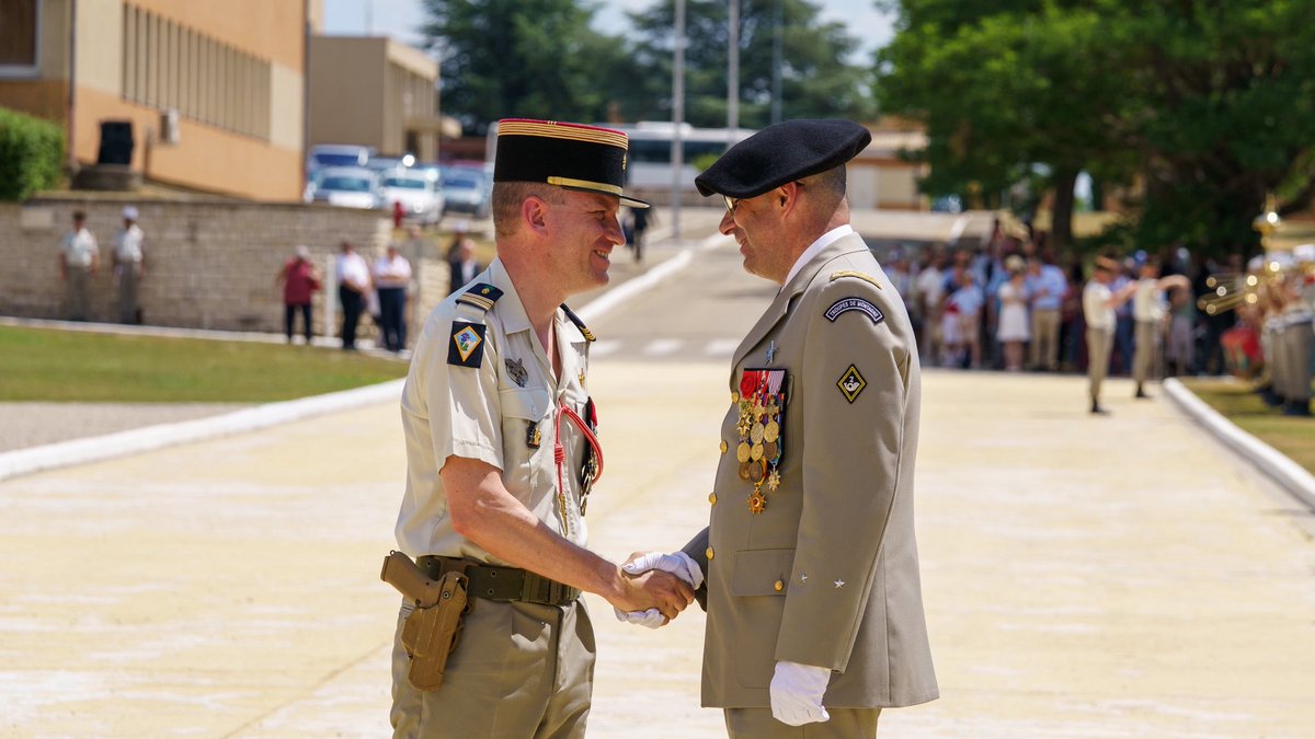 CDC_2eREG's tweet image. Le colonel Paul Lemaire prend le commandement du 2e REG. Entouré de ses frères d’armes, le colonel Guillaume ROY quitte le régiment le cœur rempli d’émotions avant de rejoindre sa nouvelle affectation dans la capitale.