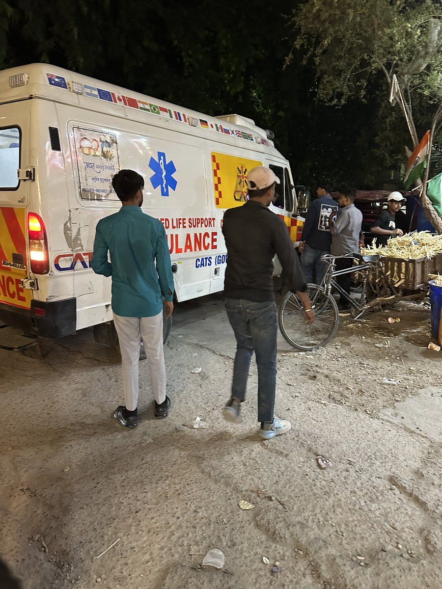 OnlineComplain2's tweet photo. @DelhiPolice @dtptraffic @MCD_Delhi 
Please remove encroachment of e-rickshaws and Three wheelers from 
Road no 20 ,Baljeet Nagar Gate,West Patel Nagar ,New Delhi 110008.

There is always #trafficjam and even ambulances can’t move at time. https://t.co/UBVeLFSz4H