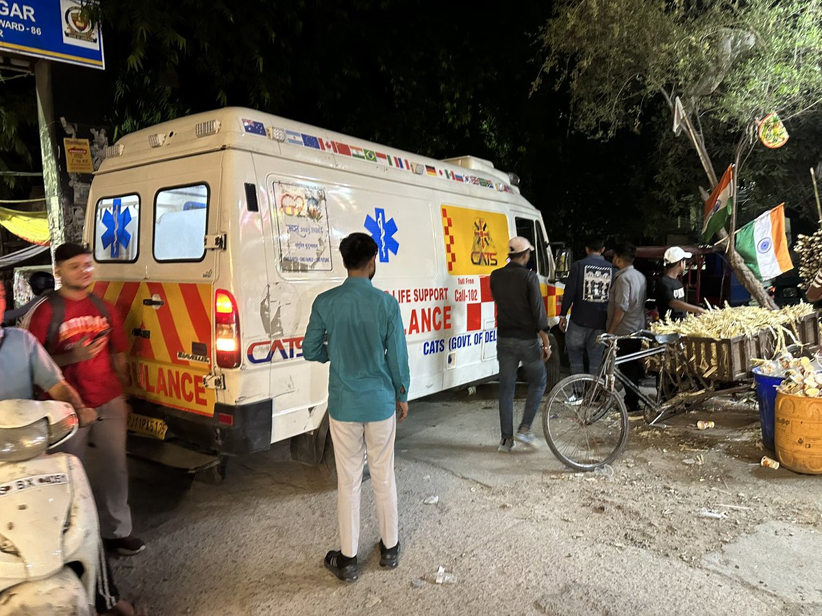 OnlineComplain2's tweet photo. @DelhiPolice @dtptraffic @MCD_Delhi 
Please remove encroachment of e-rickshaws and Three wheelers from 
Road no 20 ,Baljeet Nagar Gate,West Patel Nagar ,New Delhi 110008.

There is always #trafficjam and even ambulances can’t move at time. https://t.co/UBVeLFSz4H