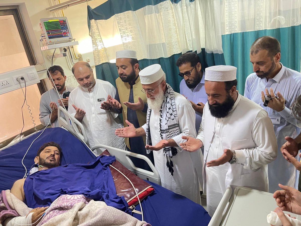 امیر جماعت اسلامی خیبرپختونخوا (وسطی) عبدالواسع نے وفد کےساتھ لیڈی ریڈنگ ہسپتال میں باجوڑ دھماکہ میں زخمیوں کی عیادت کی۔ وفد میں امیرضلع باجوڑصاحبزادہ ہارون الرشید،امیر ضلع مہمند ملک سعید خان، مولاناوحید گل، نورالواحد جدون صوبائی سیکرٹری اطلاعات  و دیگر شامل ہیں۔
#باجوړ_امن_غواړي