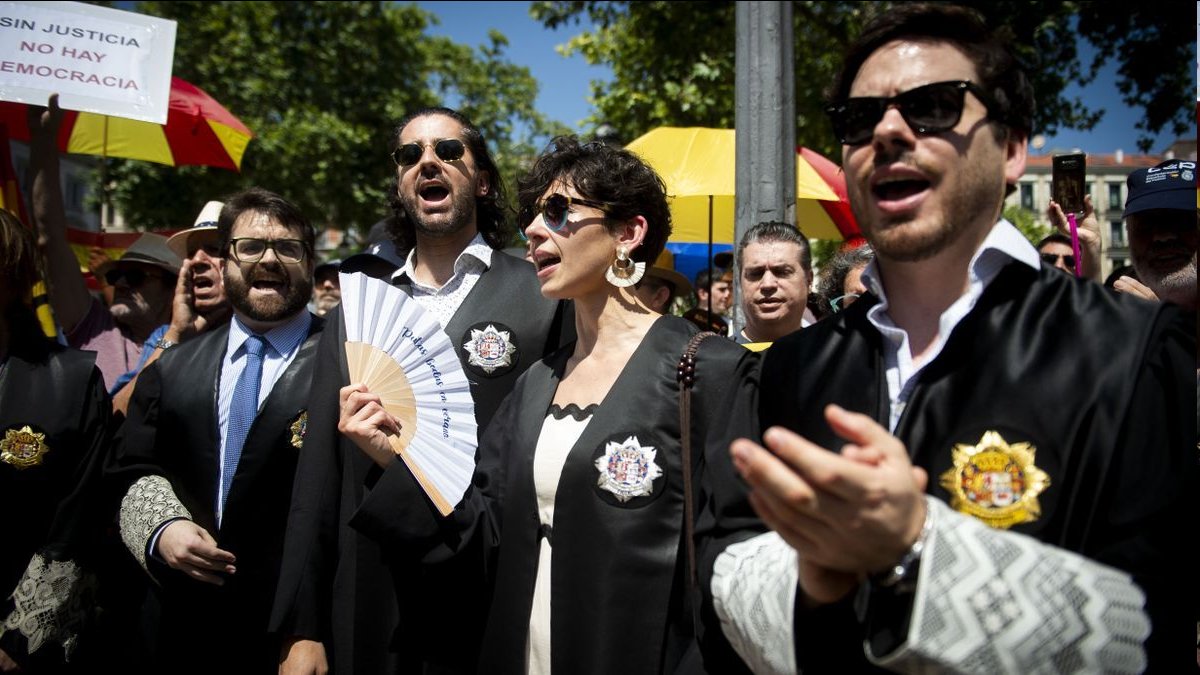 outsidersesp's tweet image. Hoy ha sido el tercer día de la huelga de jueces y fiscales, a quiénes no se les va a descontar ni un euro por colapsar miles de procedimientos.

En cambio, las plantillas del metal que están haciendo huelga en la Bahía de Cádiz se les descuenta una media de 100 euros diarios,…