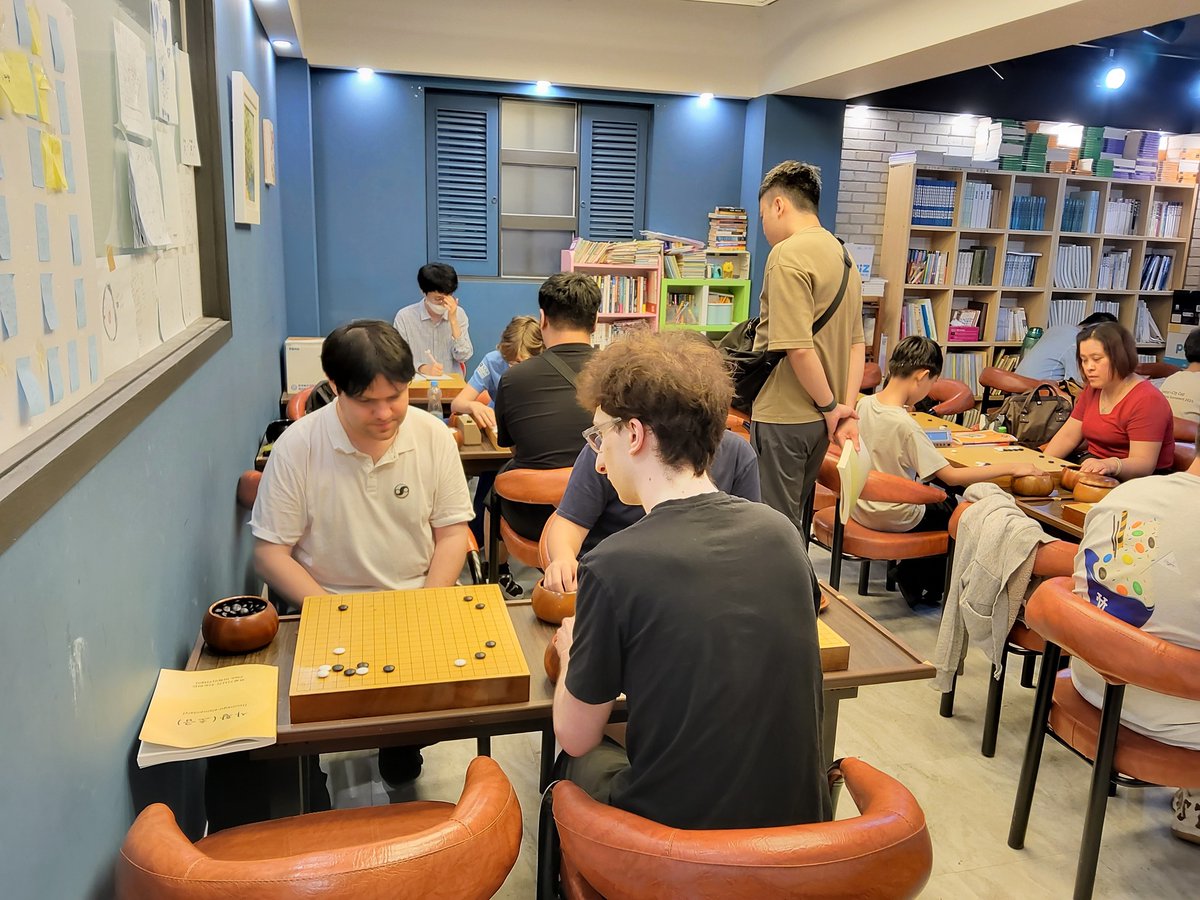 Николай Придачин, один из российских популяризаторов Го, отправился в Сеул для изучения Го. Выбор пал на школу Чо Хеён. Николай завел онлайн дневник, в котором делится сводками с полей: 
t.me/pridachin_niko…

На фото: Николай Придачин и Алекс Муромцев в школе у Чо Хеён.