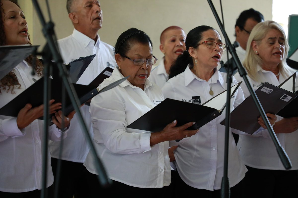 <a href="/ARNColombia/">Agencia para la Reincorporación y la Normalización</a> <a href="/UdeA/">Universidad de Antioquia</a> Durante la audiencia y presentación del proyecto restaurativo ‘Memorias vivas de nuestro territorio’ se presentó el Coro Reconciliación Orquesta Filarmónica de Medellín (@filarmed) , creado en 2019 e integrado por víctimas del conflicto armado y personas en proceso de
