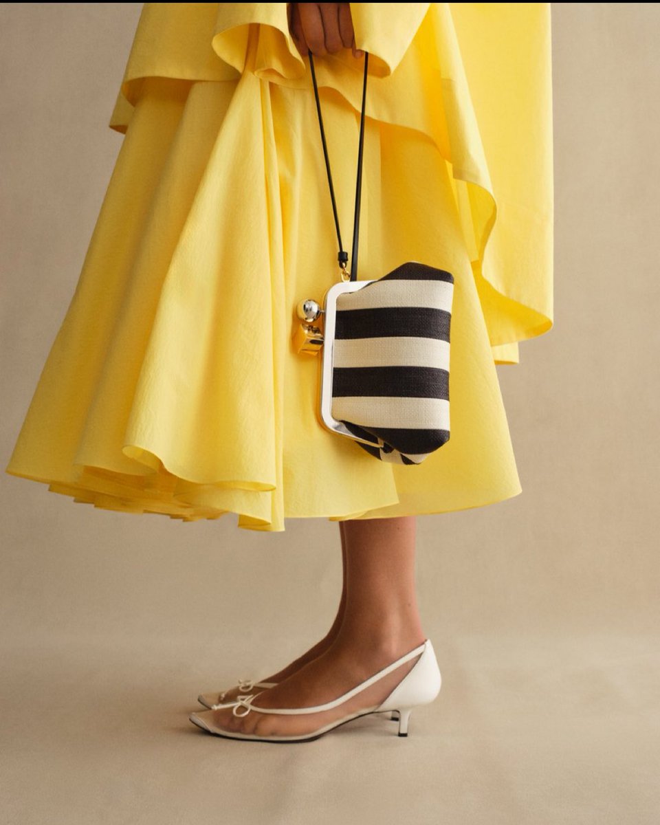 It’s all in the mix, so pretty! 💛🌻✨⁦<a href="/jacquemus/">JACQUEMUS</a>⁩