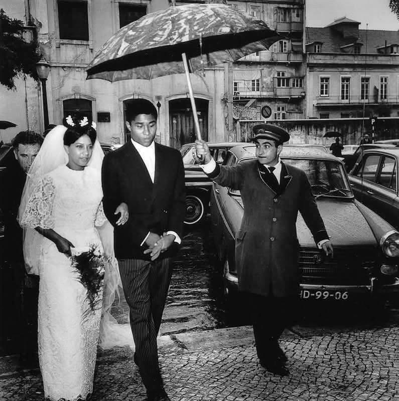 O casamento de Eusébio e Flora, a 8 de Outubro de 1965, na Igreja da Nossa Senhora do Amparo, em Benfica.