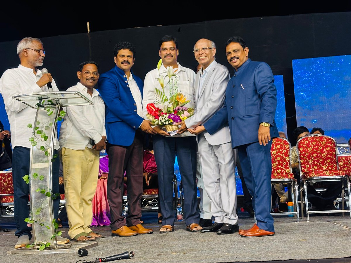 rajasekharam66's tweet photo. 03/07/2025
కాంతి టీ.వీ సౌజన్యంతో, కాకినాడ నగర ప్రాంత పాస్టర్ల ఫెలోషిప్స్ మరియు AICC కాకినాడ సమైక్య నిర్వహణలో, మెక్లారిన్ హై స్కూల్ గ్రౌండ్స్ వద్ద నిర్వహించిన ఇండియన్ క్రిస్టియన్ డే సెలబ్రేషన్స్లో నేను పాల్గొన్నాను.
#kakinada
#indianchristianday https://t.co/YK2os8GOll