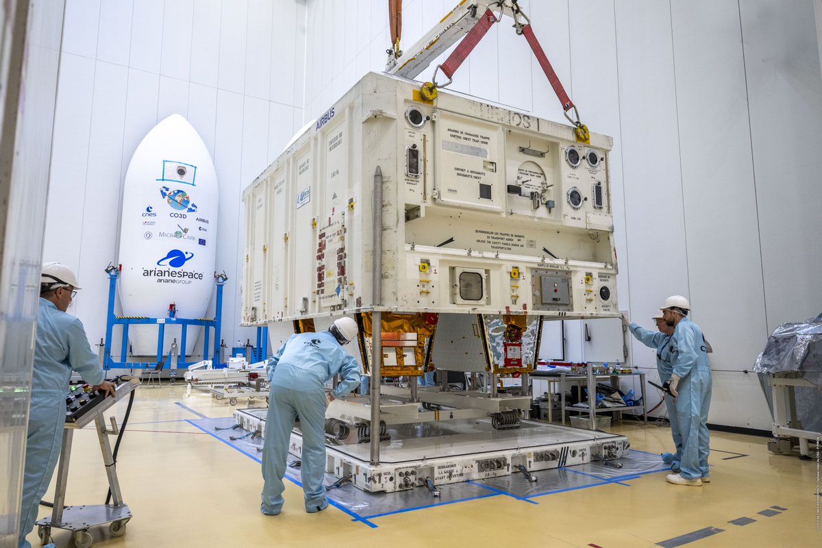 🛰️ MicroCarb &amp; CO3D sont arrivés en Guyane !
Accueillis à l’aéroport, ils sont désormais en préparation au CSG.
Prochaine étape : tests &amp; intégration sur Vega pour la mission #VV27 🚀

📅 Assistez au lancement (sur place ou en ligne) : centrespatialguyanais.cnes.fr/fr/vega-c-25-j…
