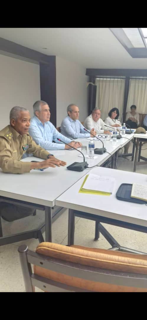 Hoy chequeamos las acciones para fortalecer el Sistema de Vigilancia Meteorológica en nuestro país. Es un plan para ejecutar a corto, mediano y largo plazo. Profundizamos en el estado técnico de las 68 Estaciones Meteorológicas y 8 Radares ubicados en diferentes regiones de #Cuba