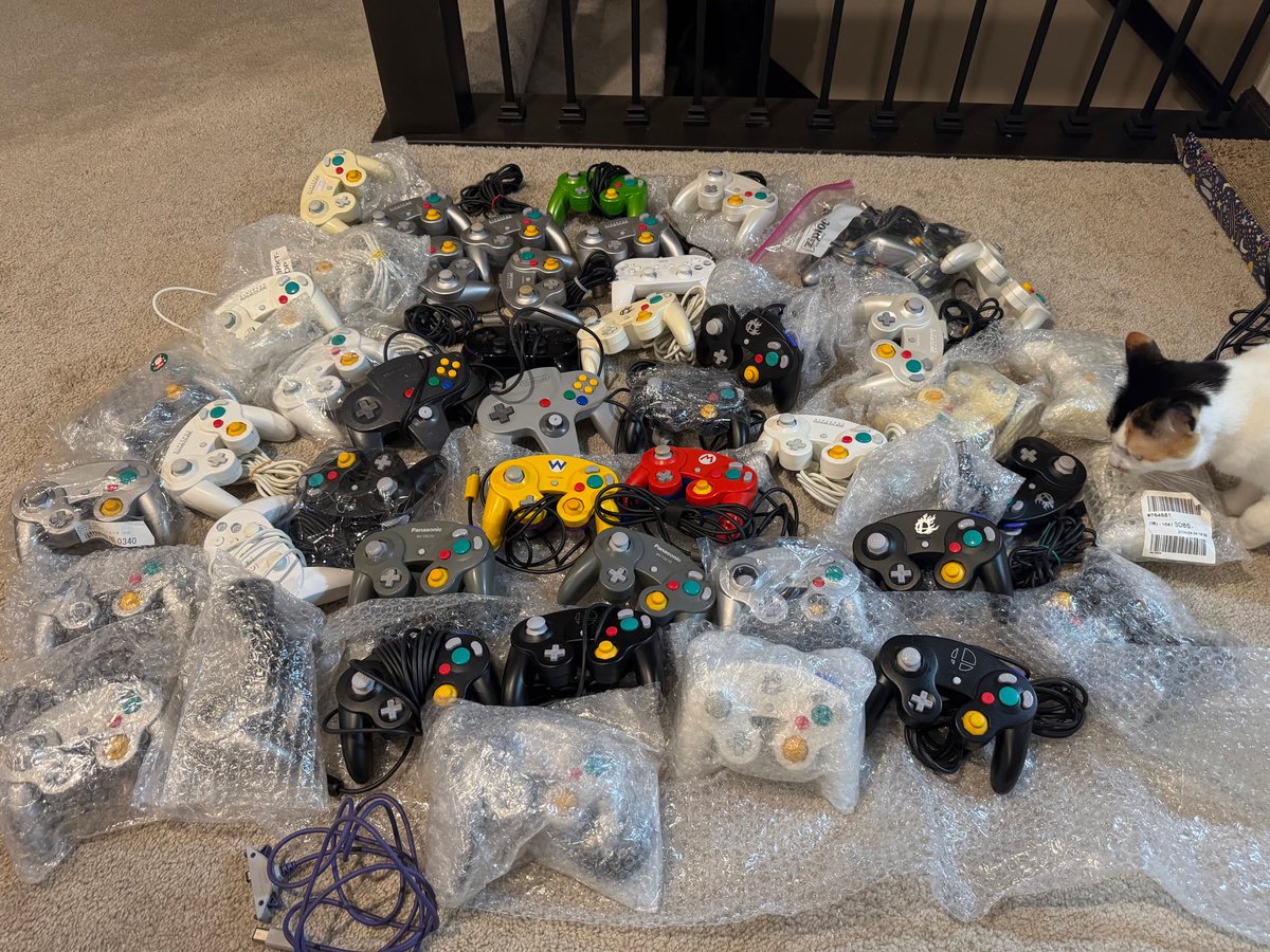 RetroRevivers's tweet image. Hey everyone! I've decided to step away from modding a bit, and go back to doing this as a fun side job. I'm getting rid of a BUNCH stuff, from gamecube cons to OFOF1s to GBA to procons.
If you're a modder looking to get bulk at the lowest prices, check my link in the replies!