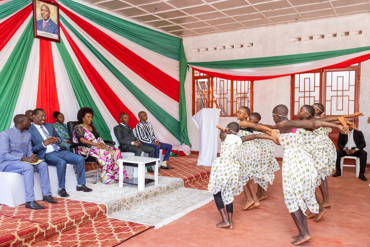 Bonne Action B.A Umugiraneza Foundation (@action_bonne) on Twitter photo L'école Socle du Savoir de Matongo #Mwaro a clôturé ce 03.7.2025 les activités de l'année scolaire 2024-2025. La cérémonie a été honorée par SE <a href="/Burundi1stLady/">Angeline Ndayishimiye Ndayubaha</a>, fondatrice de la Fondation Bonne Action Umugiraneza, ainsi que par le Ministre ayant l'éducation dans ses attributions L'école Socle du Savoir de Matongo #Mwaro a clôturé ce 03.7.2025 les activités de l'année scolaire 2024-2025. La cérémonie a été honorée par SE <a href="/Burundi1stLady/">Angeline Ndayishimiye Ndayubaha</a>, fondatrice de la Fondation Bonne Action Umugiraneza, ainsi que par le Ministre ayant l'éducation dans ses attributions