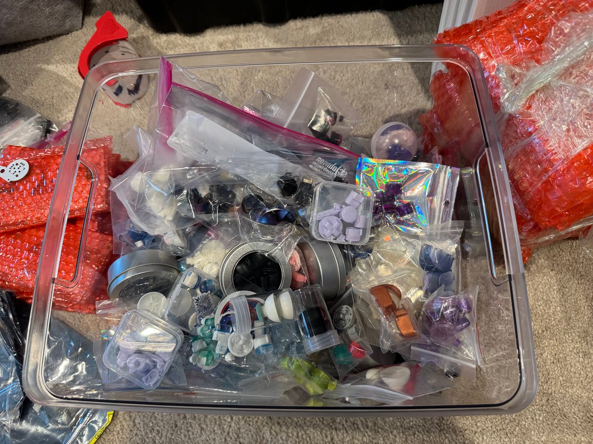 RetroRevivers's tweet image. Hey everyone! I've decided to step away from modding a bit, and go back to doing this as a fun side job. I'm getting rid of a BUNCH stuff, from gamecube cons to OFOF1s to GBA to procons.
If you're a modder looking to get bulk at the lowest prices, check my link in the replies!