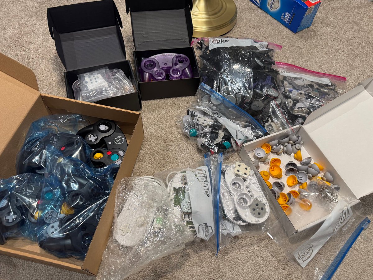 RetroRevivers's tweet image. Hey everyone! I've decided to step away from modding a bit, and go back to doing this as a fun side job. I'm getting rid of a BUNCH stuff, from gamecube cons to OFOF1s to GBA to procons.
If you're a modder looking to get bulk at the lowest prices, check my link in the replies!