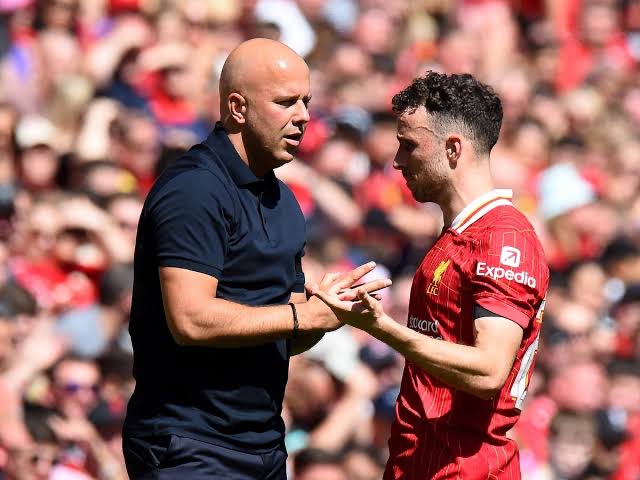 Anfieldbr's tweet photo. 📝 Declaração de Arne Slot sobre o falecimento de Diogo Jota e do irmão André: 

“O que dizer? O que alguém pode dizer em um momento como este, quando o choque e a dor são tão incrivelmente evidentes? Eu gostaria de ter as palavras, mas sei que não tenho. Tudo o que tenho são sentimentos que sei que muitas pessoas compartilharão sobre uma pessoa e um jogador que amamos muito e uma família com a qual nos importamos tanto. Meus primeiros pensamentos não são os de um treinador de futebol. Eles são de um pai, um filho, um irmão e um tio e pertencem à família de Diogo e Andre Silva, que sofreram uma perda tão inimaginável.

(…)