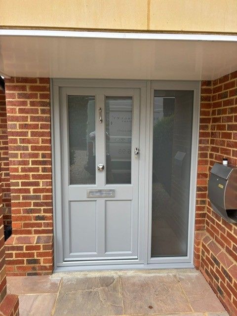 A recent installation by Traistan and Rhys of a stunning Evolution Storm 2 timber alternative front door with side light for a property in  Finchampstead. It is finished in Farrow &amp; Ball Manor House Grey. We Love It❤️ 

Request a Quote shorturl.at/rPIBZ
