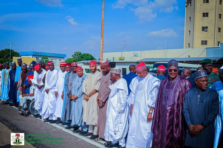 Dogo M Shettima (@shettimadogo) on Twitter photo Gwamna Abba K Yusuf ya karbi bakuncin Mataimakin Shugaban Tarayyar Najeriya Sanata <a href="/KashimSM/">Kashim Shettima</a> a filin jirgin saman na Malam Aminu Kano.
Mataimakin shugaban kasar <a href="/officialSKSM/">Senator Kashim Shettima</a> ya je Kano ne domin ta'aziyya ga iyalan marigayi dattijon jihar, Alhaji Aminu Dantata Da Kuma Jamma'ar Gwamna Abba K Yusuf ya karbi bakuncin Mataimakin Shugaban Tarayyar Najeriya Sanata <a href="/KashimSM/">Kashim Shettima</a> a filin jirgin saman na Malam Aminu Kano.
Mataimakin shugaban kasar <a href="/officialSKSM/">Senator Kashim Shettima</a> ya je Kano ne domin ta'aziyya ga iyalan marigayi dattijon jihar, Alhaji Aminu Dantata Da Kuma Jamma'ar
