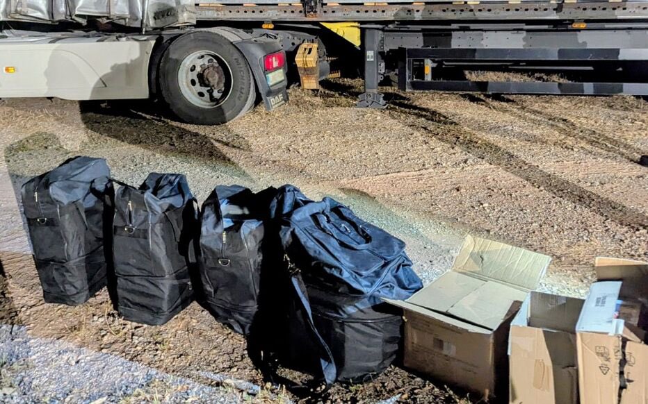 🔴 Un homme a été interpellé au péage du Capitou à Fréjus (Var) avec 127 kg de cocaïne dissimulés dans son camion, au milieu de sacs de croquettes pour chiens. Jugé en comparution immédiate, il a été condamné à 5 ans de prison ferme et 8 millions d’euros d’amende (douane)