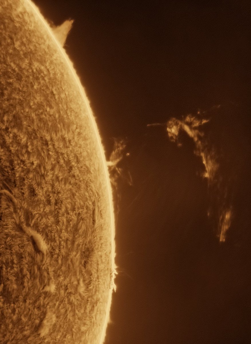 MBerto7's tweet image. Prominencia eruptiva a primera hora de la mañana (limbo oeste). El Sol estaba apenas a 12 grados sobre el horizonte.
En el otro limbo se producía otra erupción (4a imagen)

Long Perng 80 f6.25
Daystar Quark chromosphere 
P One Apollo-M Mini
P One ERF S-Series
Svbony UV IR cut